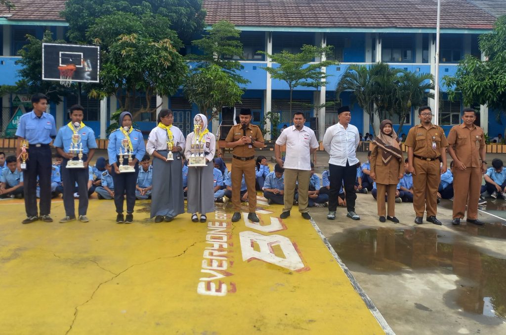 Serah Terima Piala Kepada Sekolah SMK Negeri 5 Kabupaten Tangerang