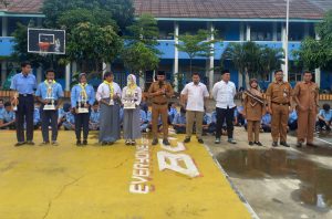 Read more about the article Serah Terima Piala Kepada Sekolah SMK Negeri 5 Kabupaten Tangerang