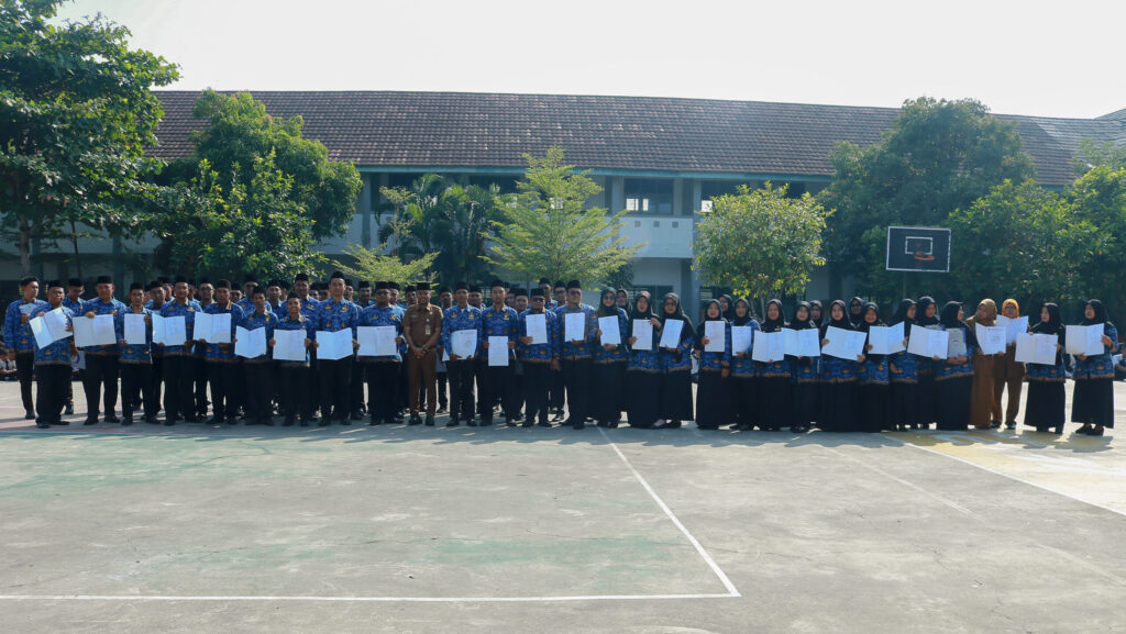 Penyerahan SK PPPK Warnai Upacara Senin Pagi di SMKN 5 Kab. Tangerang