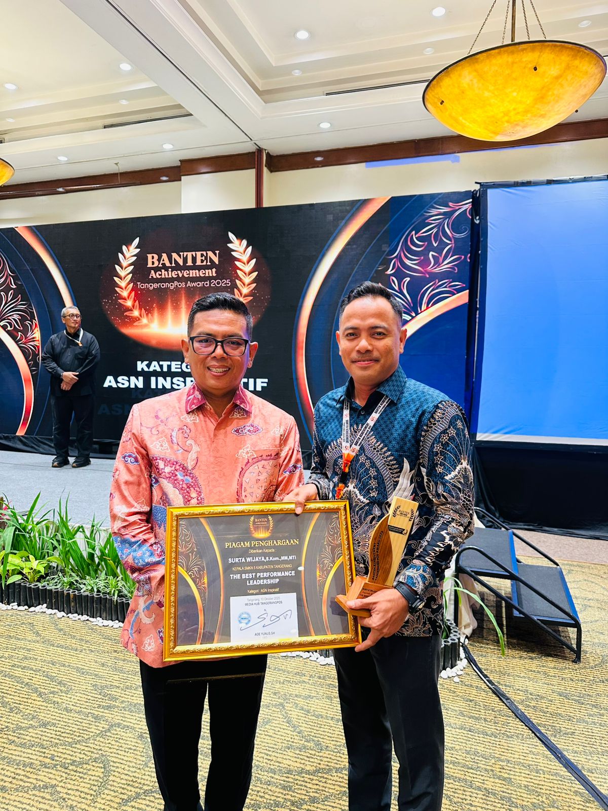 Read more about the article Kepala SMKN 5 Kabupaten Tangerang Raih Penghargaan “The Best Performance Leadership” di Banten Achievement TangerangPos Award 2025